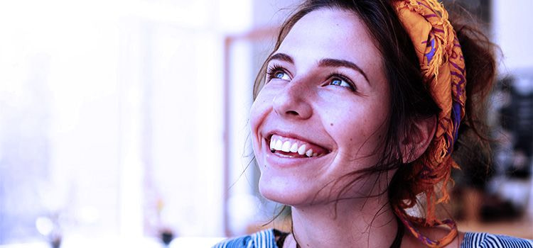 La felicità è - Ragazza sorridente che guarda verso l'alto
