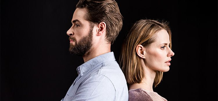 distacco emotivo - uomo e donna che si danno le spalle in atteggiamento di distacco