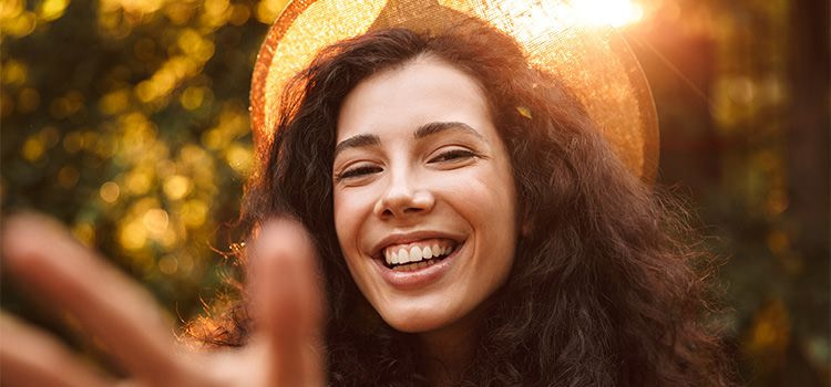 gioia e felicità - primo piano di una ragazza sorridente