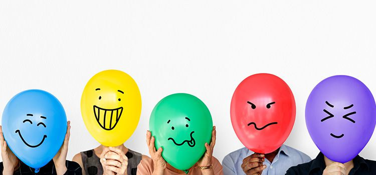 intelligenza emotiva - 5 persone con un pallocnino davanti al viso in cui è rappresentata un'emozione differente