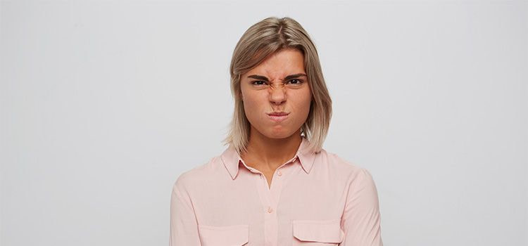 mi da fastidio - Ragazza bionda con un'espressione contrariata e infastidita