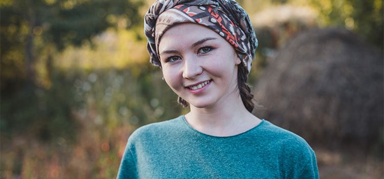 realizzazione personale - Ragazza sorridente con un cappello in testa