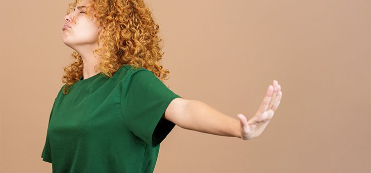 test egoismo - Una ragazza in segno di rifiuto e chiusura