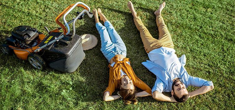 vivere intensamente - due persone sdraiate sull'erba a rilassarsi