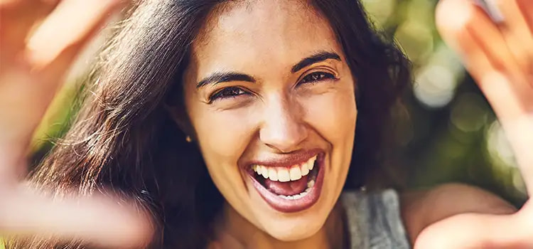 Come essere felice ogni giorno - primo piando di una ragazza sorridente