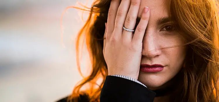 ansia leggera - primo piano di ragazza che copra un occhio con una mano