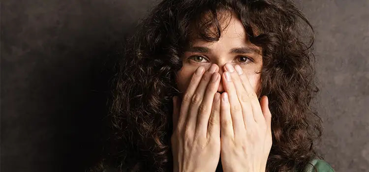 guarire dall'ansia - Donna che si copra la bocca con le mani