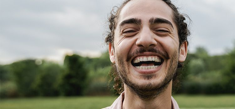 la vera felicità - giovane ragazzo sorridente