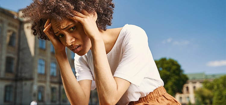 stress da ansia - Ragazza con le mani nei capelli